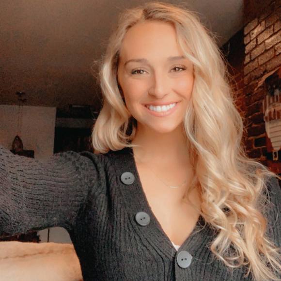 Profile Picture of Samantha Currier (@sammer511) on Poshmark