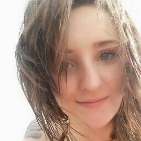 Profile Picture of Nichole Triplett (@nicholetriplett) on Poshmark