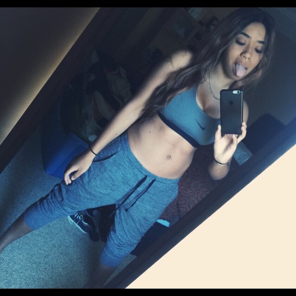 Profile Picture of Niy Erkins (@aniyy) on Poshmark