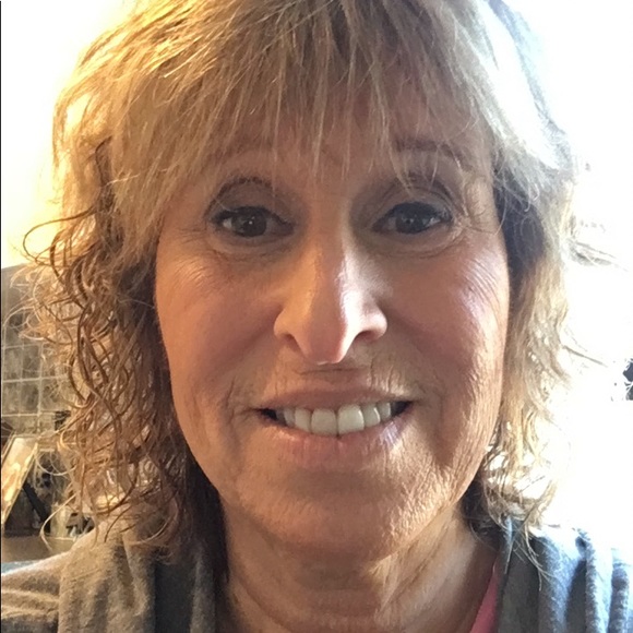 Profile Picture of Linda Loucas (@lloucas59) on Poshmark