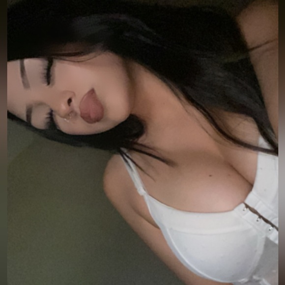 Profile Photo of Leslie Sandoval (@lesliiexx995) on Poshmark