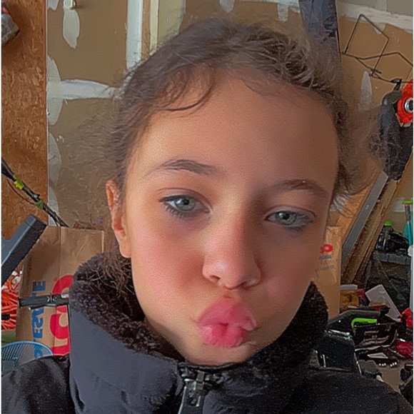 Profile Picture of Mia Worman (@miaworman) on Poshmark