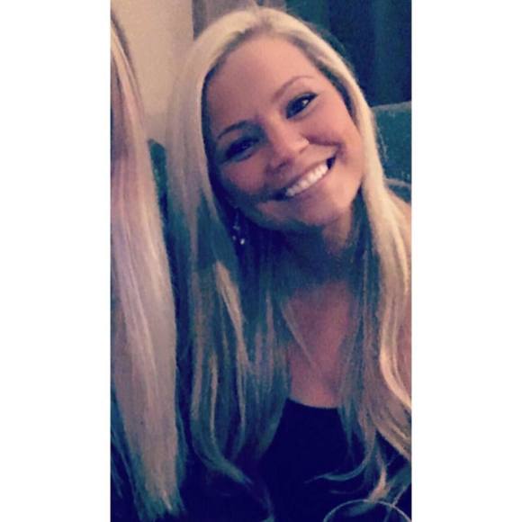 Profile Picture of Nikki Hirthler (@nikkihirthler) on Poshmark