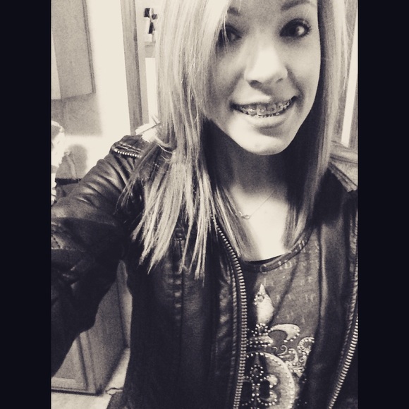 Profile Picture of Alyssa Newkirk (@alyssanewkirk) on Poshmark