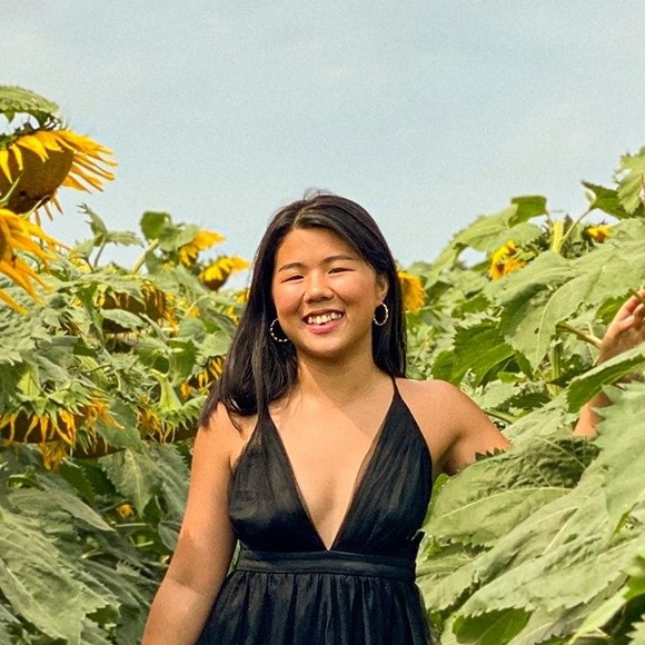 Profile Picture of Alinna Wang (@wanglinghua01) on Poshmark