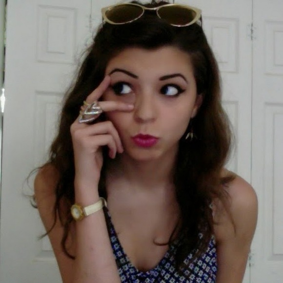 Steele Vandenberghe - Poshmark Profile Picture of Steele Vandenberghe (@steeleanne) on Poshmark