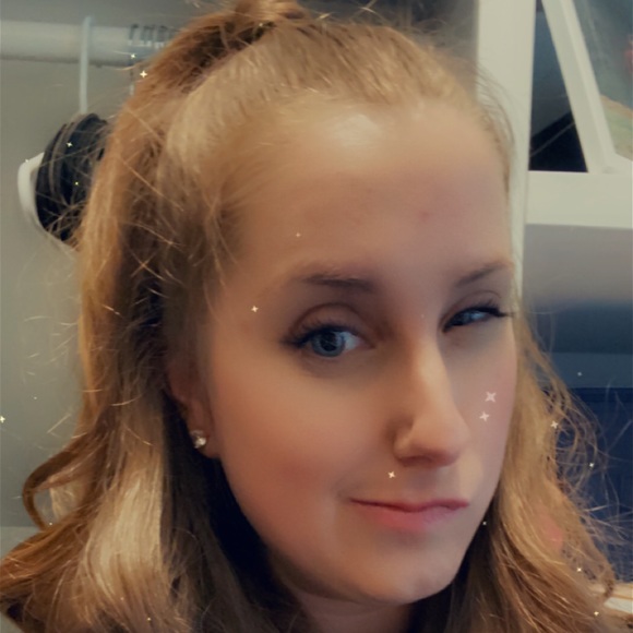 Profile Picture of Krystal Hanson (@kaberryment) on Poshmark