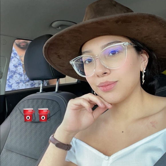 Profile Picture of Bianca Salinas (@biancasalinas10) on Poshmark