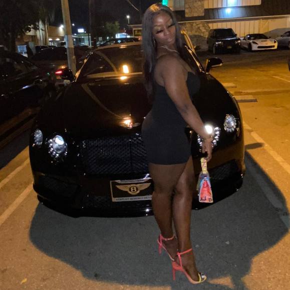 Profile Picture of Adorableme Flowers (@kholieco) on Poshmark