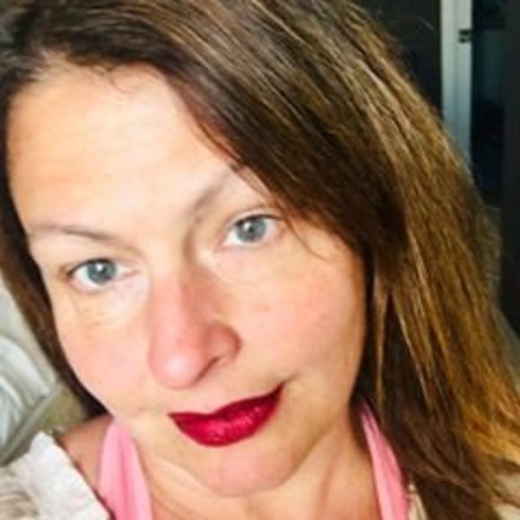 Profile Picture of Lisa Skarra (@llllisa) on Poshmark