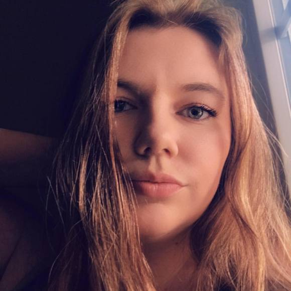 Profile Picture of Amber De arment (@amberwor) on Poshmark