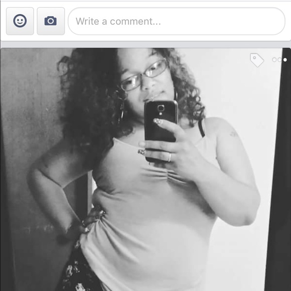 Profile Picture of Ashlee Andrews (@apenny4yothot) on Poshmark