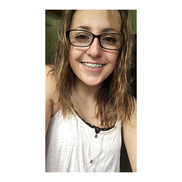 Profile Picture of Chloe Mueller (@chloeeeeeee1) on Poshmark