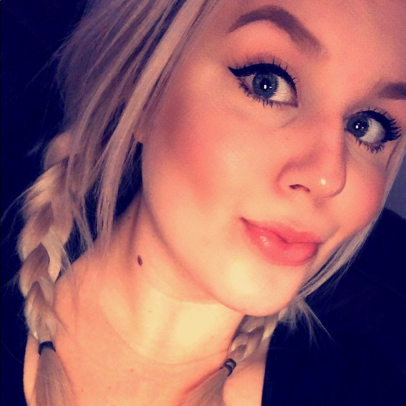 Profile Picture of Bailey Downing (@baileydown) on Poshmark