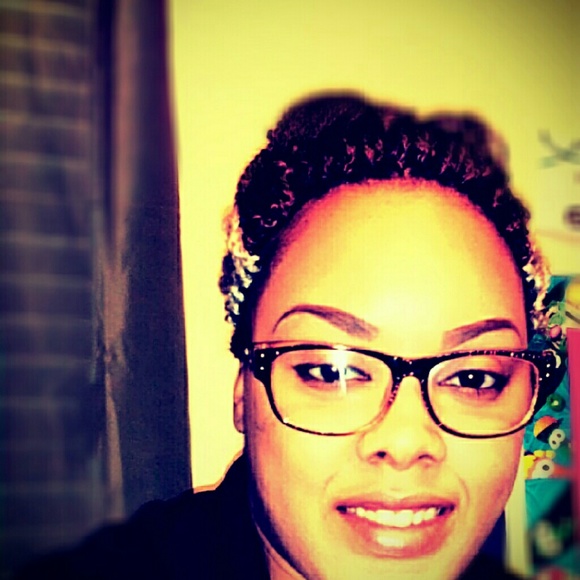 Profile Picture of Dee Fleming (@deefleming) on Poshmark