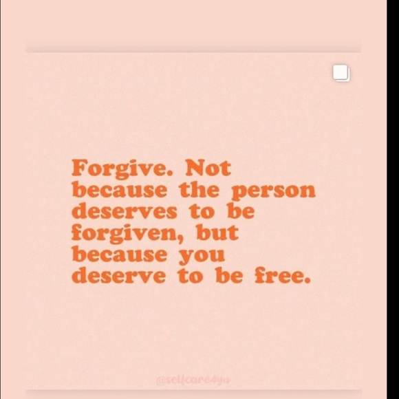 Profile Picture of Julie Mailman (@juliemailman) on Poshmark