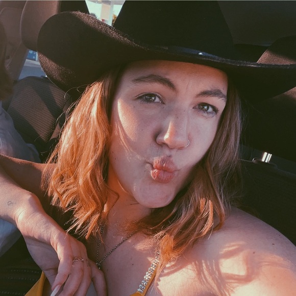 Profile Picture of Fiona Brett (@fionaabrett) on Poshmark