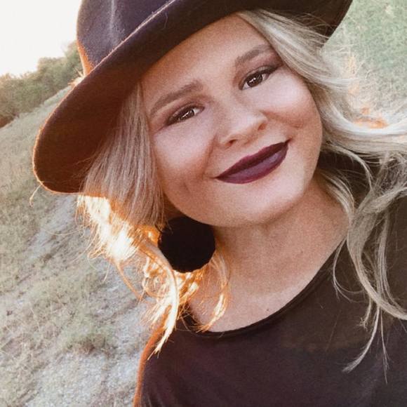 Profile Picture of Olivia Kaase (@oliviakaase) on Poshmark