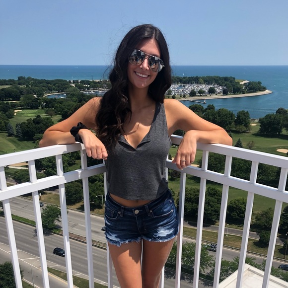 Profile Picture of Amanda Gasparro (@amanda_gasparro) on Poshmark