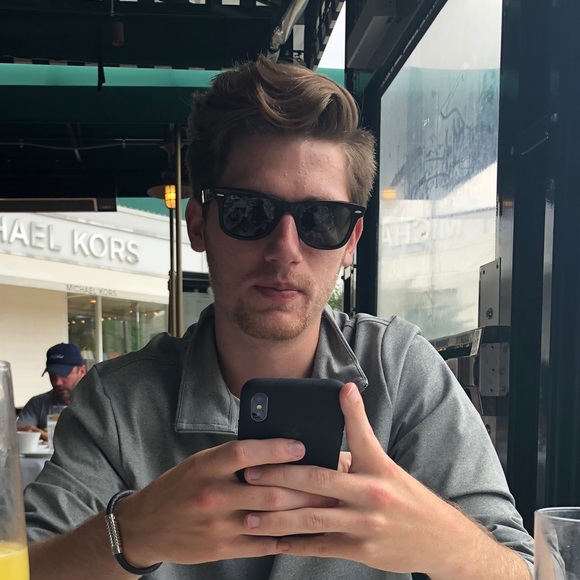 Profile Picture of Aaron Leo (@aarontleo) on Poshmark