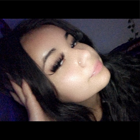 Profile Picture of Shania Larocque (@shanialarocq300) on Poshmark