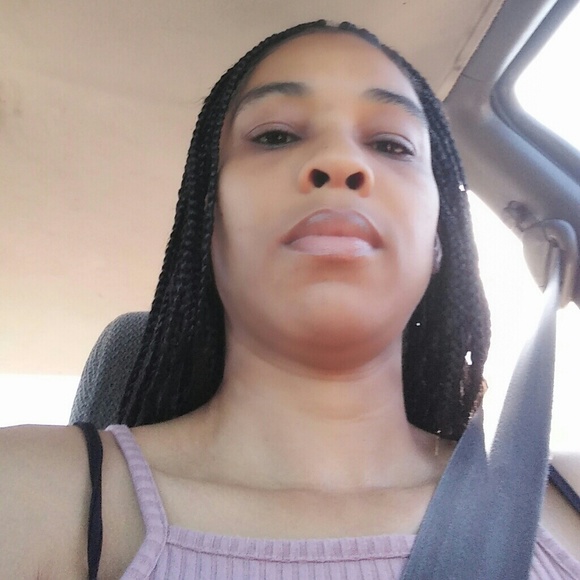 Profile Picture of Dionne Crump (@dionnnecrump1) on Poshmark