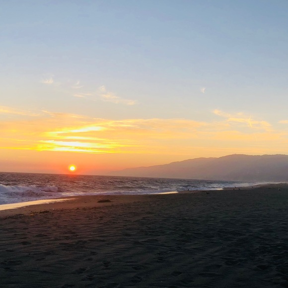 Profile Picture of Iris Flores (@i_flores18) on Poshmark