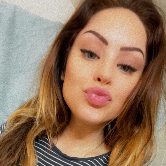 Profile Picture of Vanessa Pozorski (@vpozorski) on Poshmark