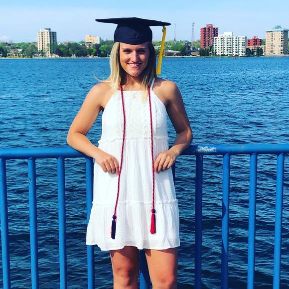 Profile Picture of Brenna James (@brenjames4) on Poshmark