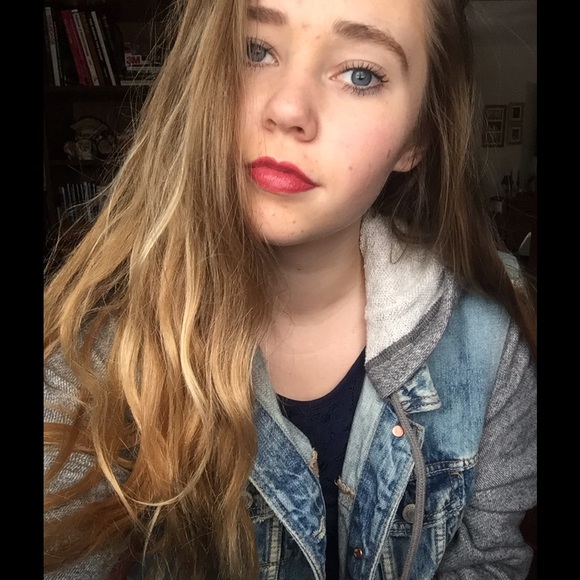 Profile Picture of Courtney Hahn (@courtneyhahn25) on Poshmark