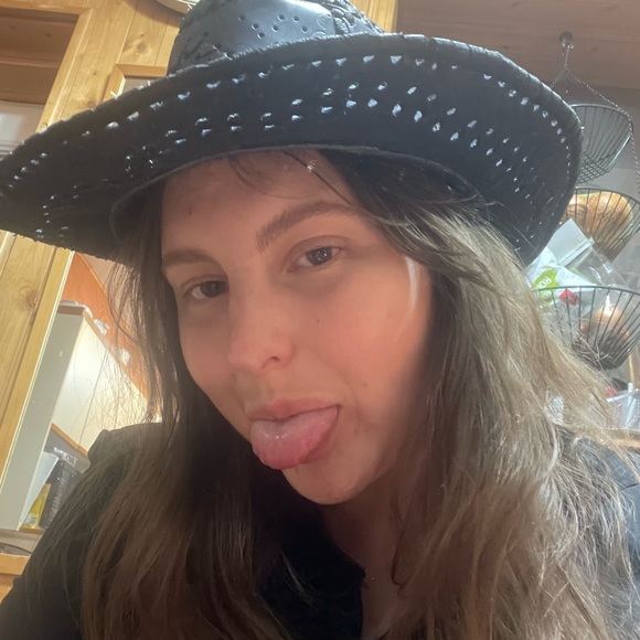 Profile Picture of Allie Golabek (@alliegolabek) on Poshmark