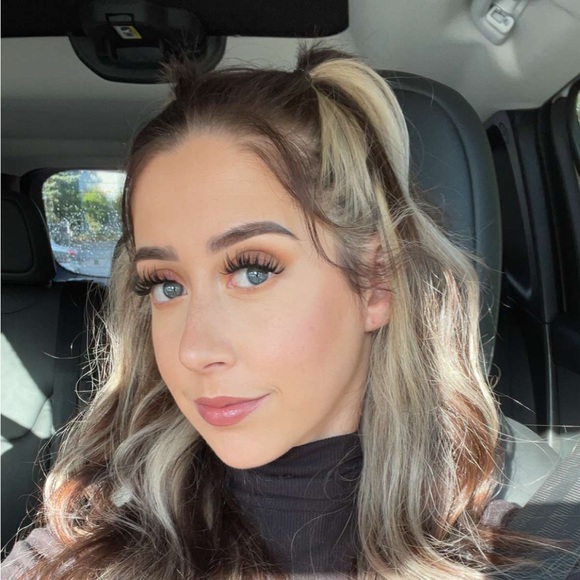 Profile Picture of Taylor Manheimer (@potaaytoe) on Poshmark