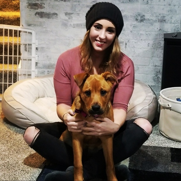 Profile Picture of Lisa Golly (@lgolly) on Poshmark