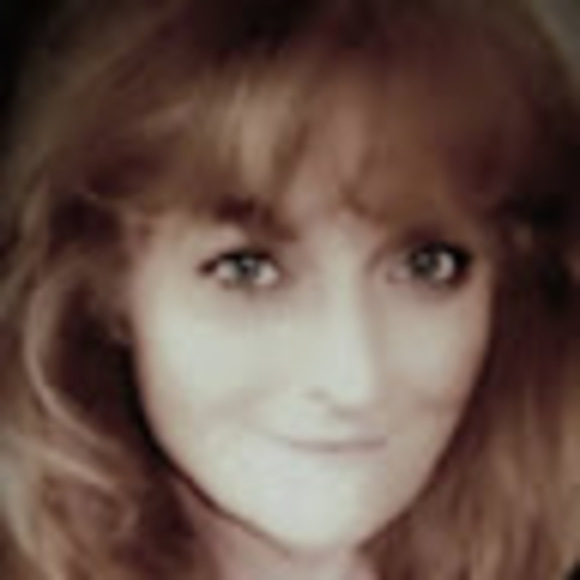 Profile Picture of Anna Twomey (@anna_twomey) on Poshmark