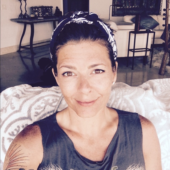 Profile Picture of Vicky Richardson (@vrchrdsn) on Poshmark