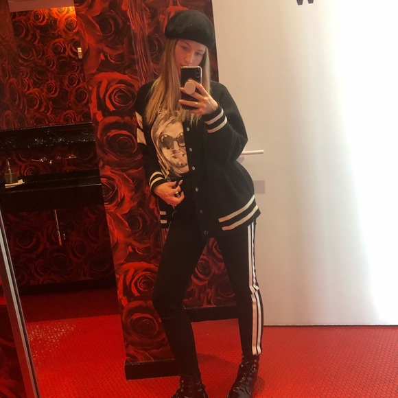 Profile Picture of Samantha Saker (@sakerstyles) on Poshmark