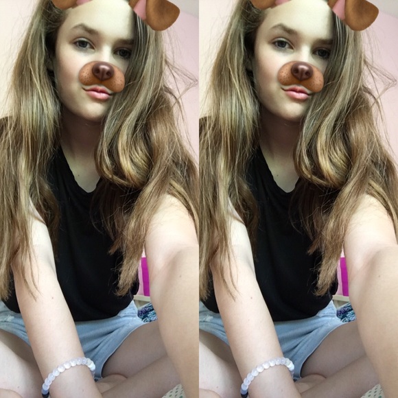 Profile Picture of Danielle Aylward (@aylward137) on Poshmark