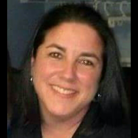 Profile Picture of Deanna Inabnitt (@annade115) on Poshmark