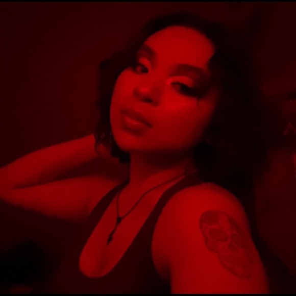 Profile Picture of Daniela Rubio (@itsdaniielaa) on Poshmark