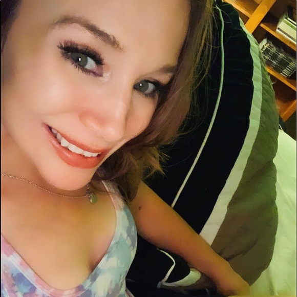 Profile Picture of Jenny Monello (@dewdropplop) on Poshmark