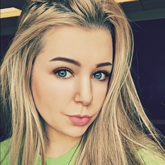 Profile Picture of Jordan Jender (@forever_mellow) on Poshmark