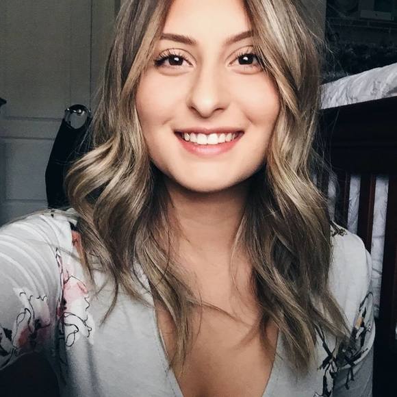 Profile Picture of Julia Apruzzese (@juliaapruzzese) on Poshmark