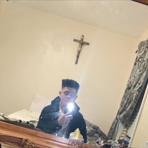 Profile Picture of Alex Vera (@alex_vera52) on Poshmark