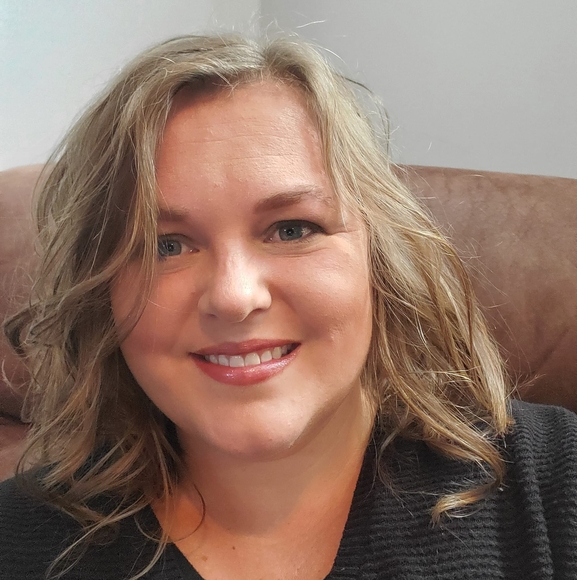 Profile Picture of Ashley Haggenjos (@ashleyhaggenjos) on Poshmark