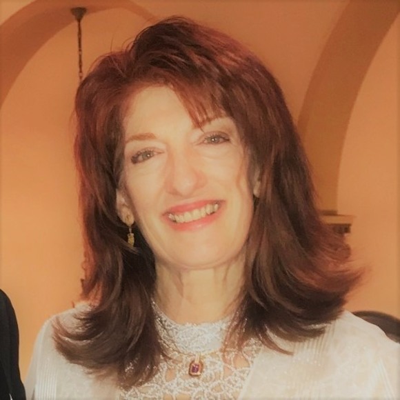 Profile Picture of Laraine Percoski (@larainepercoski) on Poshmark