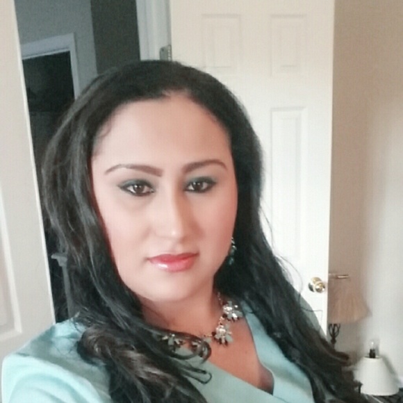 Profile Picture of Astrid Hernandez (@guahon) on Poshmark