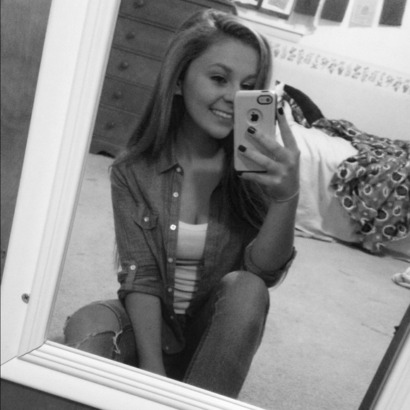 Profile Picture of Isabelle Rogers (@izzzyrogers) on Poshmark