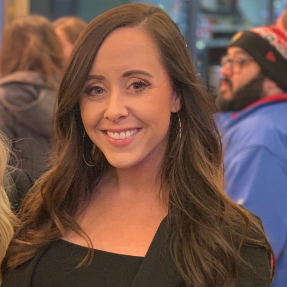 Profile Picture of Ellen Hogan (@ellenhgn) on Poshmark