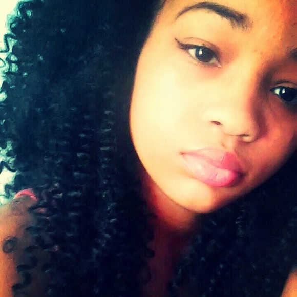Profile Picture of Chantal Calloway (@chantalcllw) on Poshmark