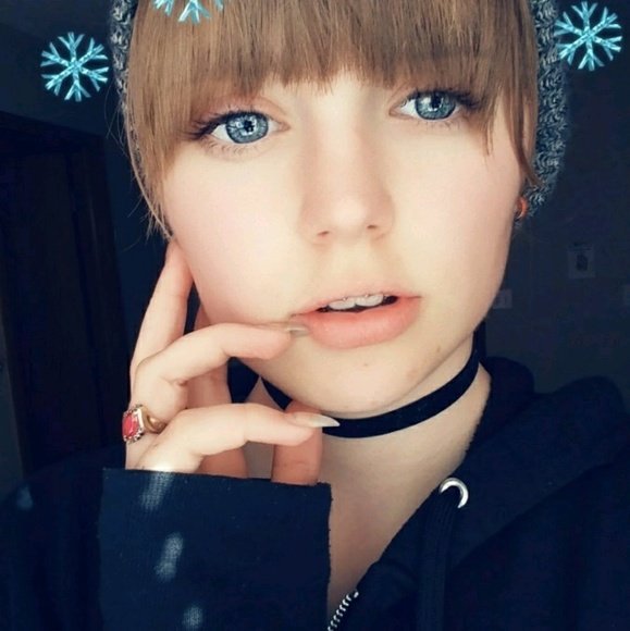 Profile Picture of Alexis Drill (@alexthepalax) on Poshmark